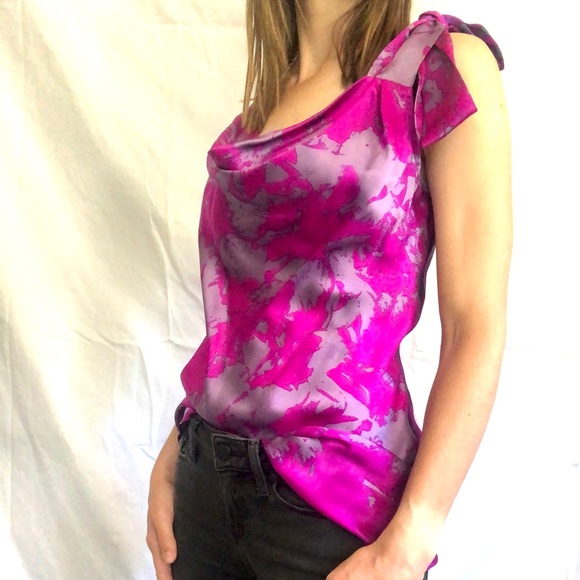 Tie sleeve 100% curve hugging abstract blouse - Picture 2 of 10